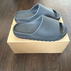 Yeezy slides ‘Onyx’ size 11
